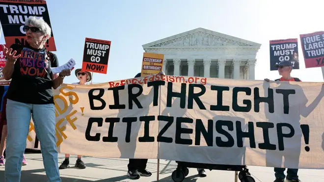 Pipo tanda outside court to protest di birthright citizenship order wey Trump sign for first day of second term for office.