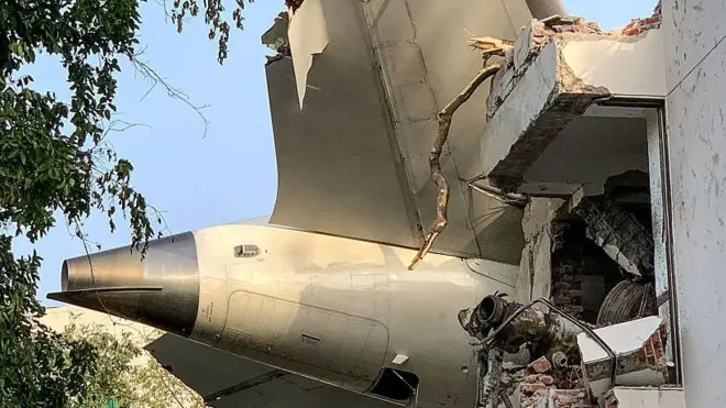 La parte trasera del vuelo 171 de Air India se muestra en el lugar después de que se estrellara en una zona residencial cerca del aeropuerto de Ahmedabad el 12 de junio de 2025.