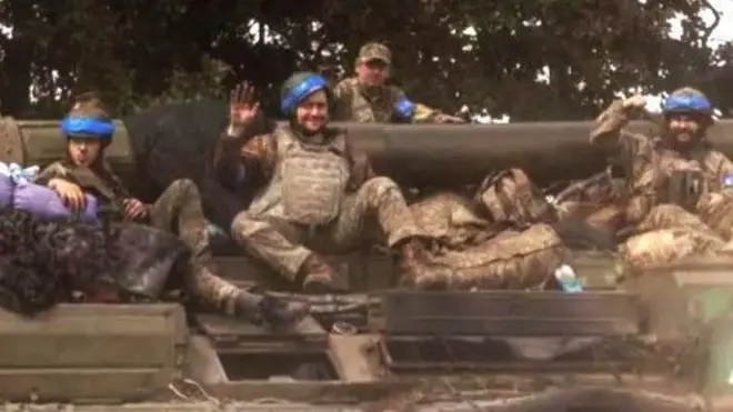 Abasirikare ba Ukraine bicaye ku modoka ya gisirikare itamenwa n'amasasu asanzwe, hafi y'umupaka w'Uburusiya