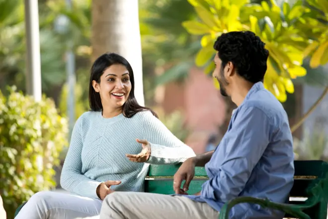 ආගන්තුකයින් සමග කතා කිරීම අපේ සතුට වැඩි කරනවාද? පිළිසඳරක් අරඹන්නේ කොහොම ද?