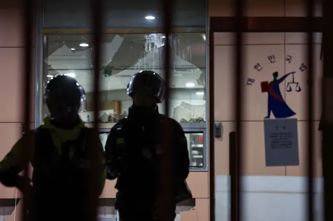 19일 새벽 서울 마포구 서울서부지방법원에 윤석열 대통령에 대한 구속영장 발부 소식에 격분한 윤 대통령 지지자들이 난입해 유리창과 법원 건물 벽면 등을 파손했다