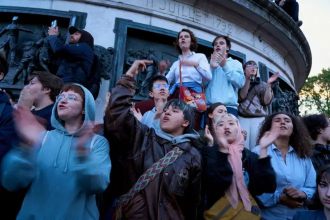 Seçimlerin ardından Fransa'da aşırı sağ karşıtı protestolar düzenlendi