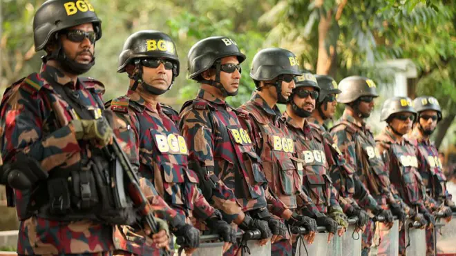 ဘင်္ဂလားဒေ့ရှ်နယ်ခြားစောင့်တပ်(BGB) တပ်ဖွဲ့ဝင်တချို့ (ပုံဟောင်း)