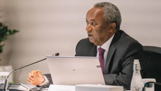 ታደሰ ወረደ ጸብጻብ እናቕረበ፤ ላፕቶፕን ማይክሮፎንን ኣብ ቅድሚኡ