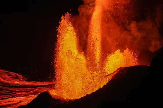 Vulkanska lava dostiže visinu Ajfelovog tornja