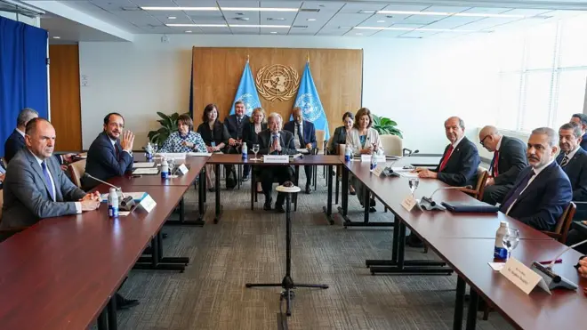 Liderler New York'ta BM Genel Merkezi'ndeki bir toplantı odasında karşılıklı oturuyor. Ortada BM Genel Sekreteri, iki yanındaysa heyetler var.