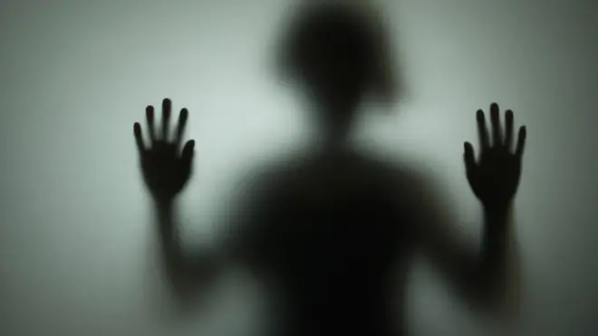 በጨለማ ውስጥ የምትታይ ሴት