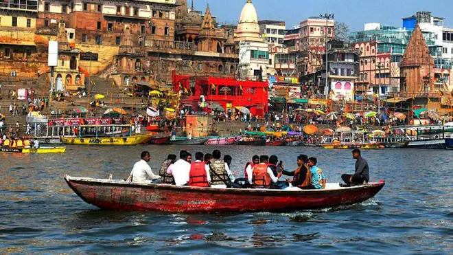 بنارس میں گنگا ندی پر کشتی