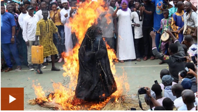 Dánáfojúrà nìyí, abàmì eégún tí ń gbé inú iná ṣọlá