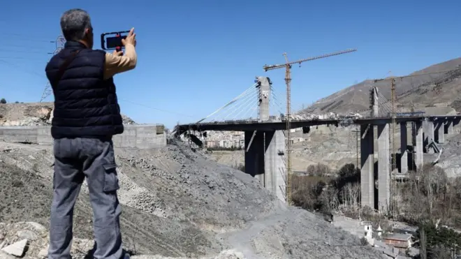 गुरुवार को जब कई लोग तेहरान के पश्चिम में एक सस्पेंशन ब्रिज के पास पिकनिक मना रहे थे, तब अमेरिकी युद्धक विमानों ने इस पुल को दो बार निशाना बनाया