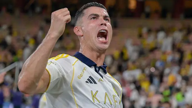 احتفل كريستيانو رونالدو، نجم نادي النصر، بتسجيله الهدف الثاني لفريقه خلال مباراة الدوري السعودي للمحترفين بين الاتحاد والنصر على ملعب مدينة الملك عبدالله الرياضية، بتاريخ ٢٦ سبتمبر/أيلول ٢٠٢٥، في جدة، المملكة العربية السعودية. 