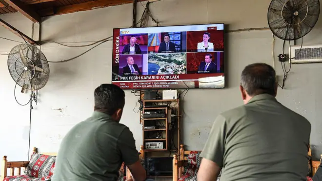 PKK'nın fesih kararını TV'den izleyen iki kişi