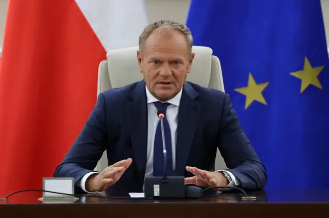 Polski premier Donald Tusk zwołał nadzwyczajne posiedzenie rządu w Kancelarii Prezesa Rady Ministrów z udziałem przedstawicieli wojska i służb ratunkowych w związku z naruszeniem polskiej przestrzeni powietrznej podczas rosyjskiego ataku na Ukrainę
