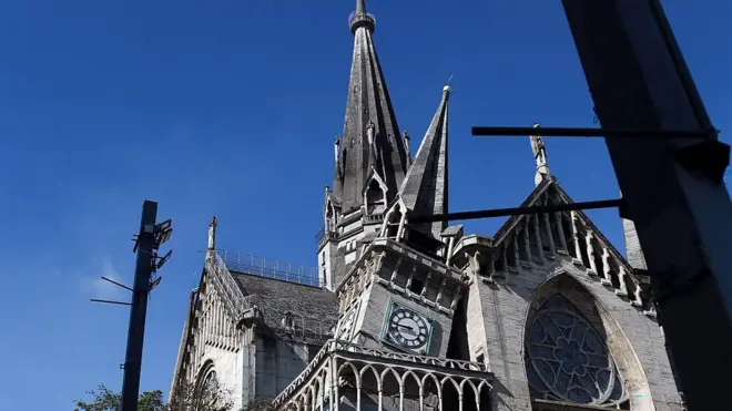 Catedral de Manizales com a torre visivelmente inclinada para um dos lados