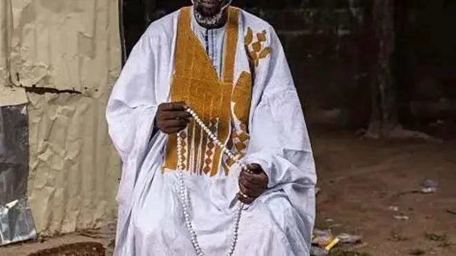 Onye nna Alakụba ji akara o ji ekpe ekpere