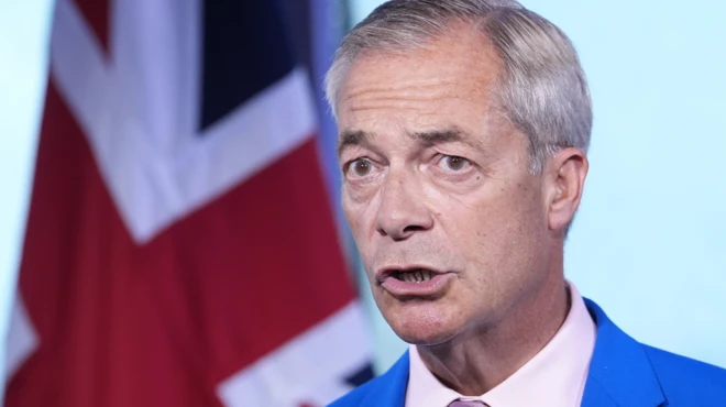 イギリス国旗を前に演説するファラージ氏