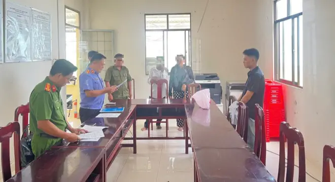 Cơ quan điều tra tống đạt lệnh bắt tạm giam hôm 29/7/2025 với năm cán bộ công an trại tạm giam ở Kiên Giang về tội dùng nhục hình khiến một phạm nhân tử vong