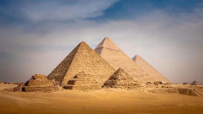 منظر عام لمجموعة أهرامات الجيزة