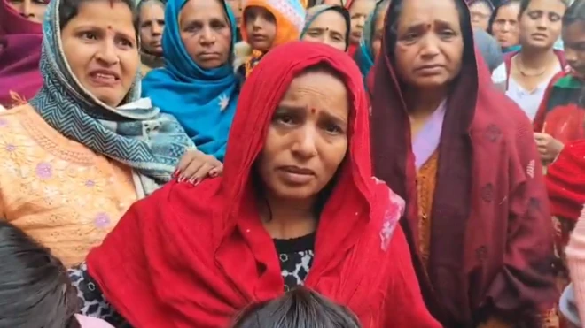 मुरादाबाद में आत्महत्या करने वाले बीएलओ सर्वेश सिंह की पत्नी बबली