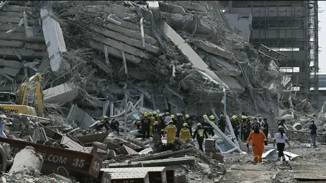 فرق الإنقاذ تظهر في موقع بناء حيث انهار مبنى في بانكوك
