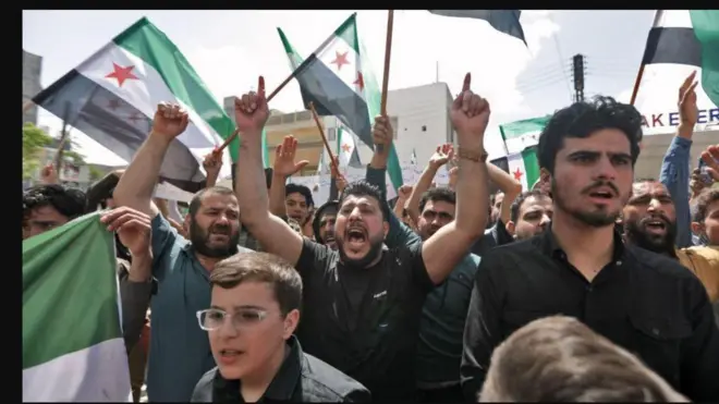 سوريون يحتجون في أعزاز، في شمال محافظة حلب 