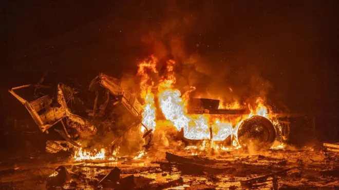 Російські війська вдарили по терміналу «Нової пошти» в Харківській області. На Фото - наслідки. Палає пожежа