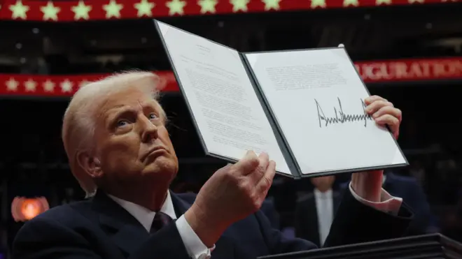 एक एग्ज़ीक्यूटिव ऑर्डर पर हस्ताक्षर के बाद डोनाल्ड ट्रंप