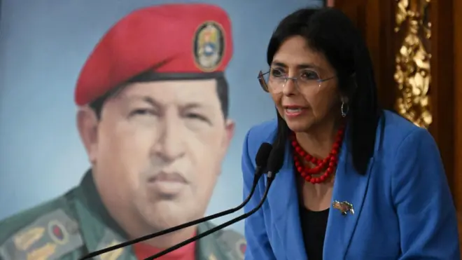 Родригес на фоне портрета Уго Чавеса