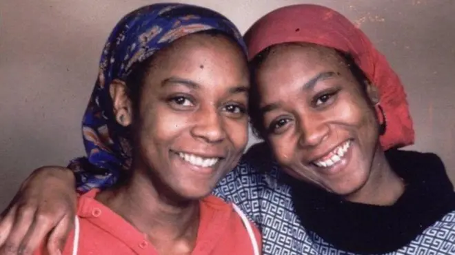 Un psychologue qui les a connus affirme que les jumeaux étaient "muets par choix" et avaient entre eux "des mouvements synchronisés assez extraordinaires".