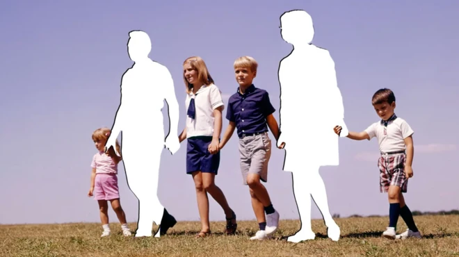 දරුවන් හතර දෙනෙකු සහ දෙමව්පියන් [හිස්] සිටින පවුලේ පින්තූරයක්