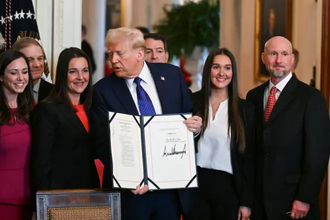 Donald Trump afta e sign di Laken Riley Act into law