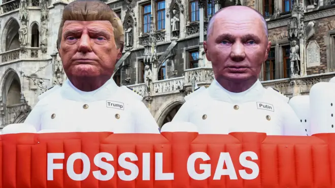 Куклы Трампа и Путина на пикете против растущей зависимости Европы от американского газа в Мюнхене в феврале 2026 года 