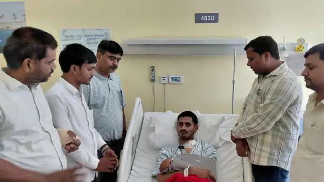 छात्र संगठन के प्रतिनिधियों के साथ आकाश कुमार