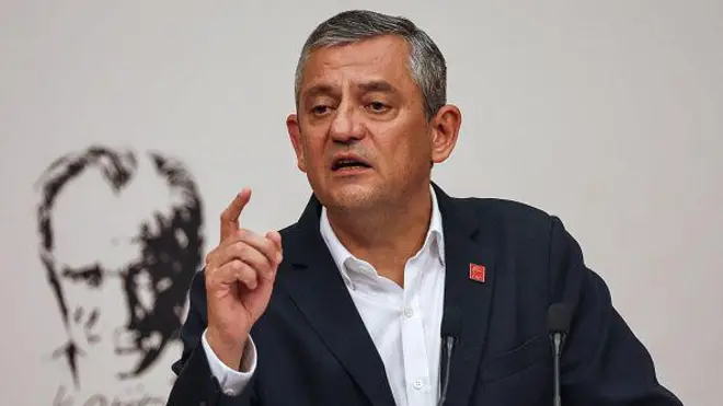Özgür Özel sağ elinin işaret parmağı havada konuşuyor.