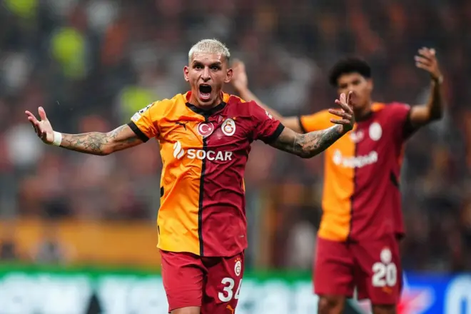 Lucas Torreira maç sırasında böyle tepki gösterdi
