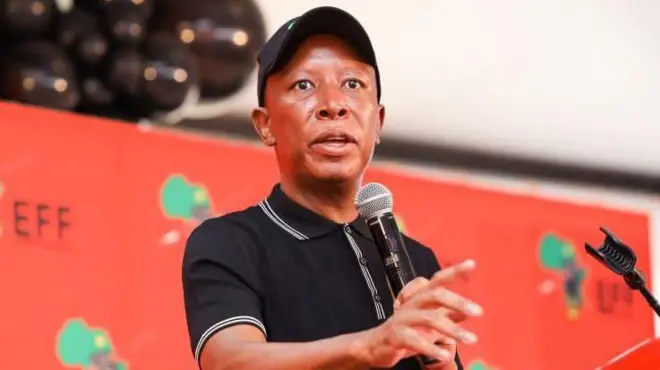 Julius Malema, yambaye umupira w'amaboko magufi w'umukara, arimo kuvuga mu gikorwa cyabereye i Johannesburg, muri Afurika y'Epfo, ku itariki ya 3 Werurwe (3) mu mwaka wa 2025
