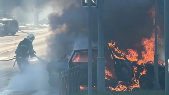 пожарные тушат горящую машину на улицах Белгорода