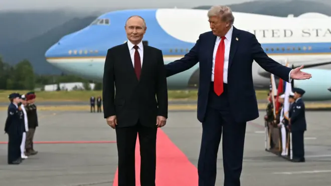 استقبال الرئيس الأمريكي دونالد ترامب لنظيره الروسي فلاديمير بوتين في ألاسكا.