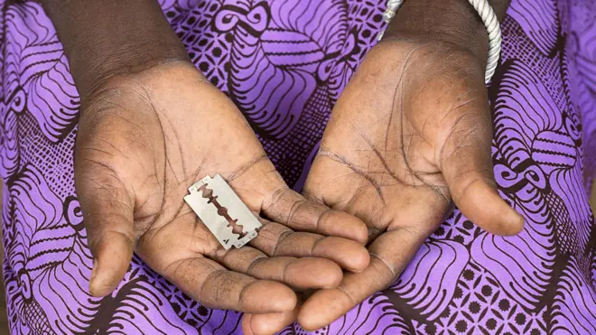 Pesin dey hold blade wit one hand