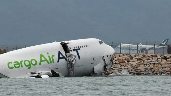 هواپیمای باری امارات که پس از سانحه به آب افتاده است