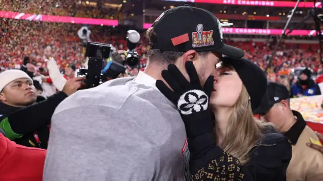 تراویس کلسی و تیلور سوئیفت از ۲۰۲۳ وارد رابطه شده‌اند