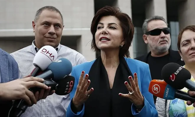Sedef Kabaş, 2022'de de "Cumhurbaşkanına hakaret" suçlamasıyla yargılanmış ve 2 yıl 4 ay hapis cezasına çarptırılmıştı
