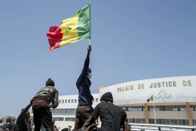 Des manifestants sénégalais devant le palais de justice de Dakar