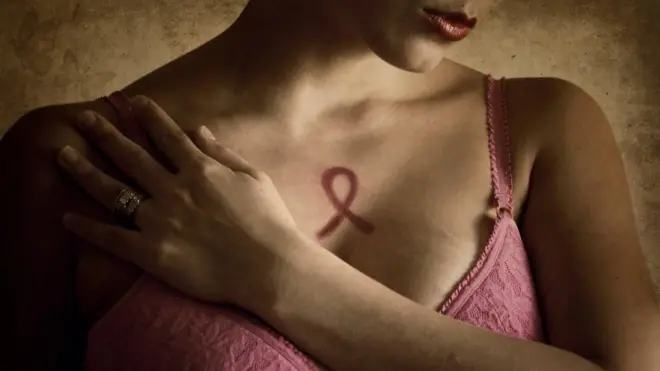 የጡት ማስያዣ ያደረገች ሴት የጡት ካንሰር ግንዛቤ መስጫ ሪበን ጋር