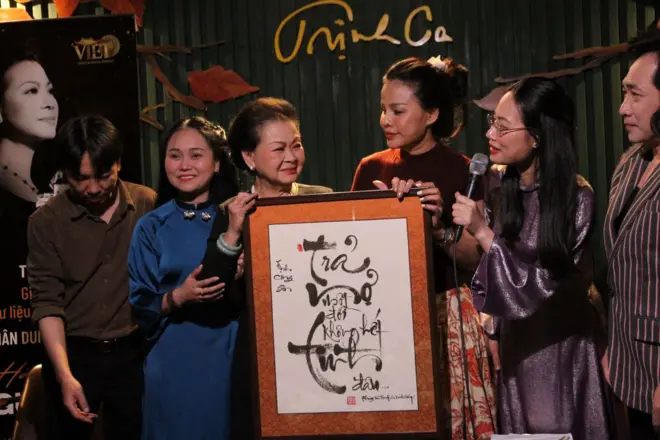 Khánh Ly được tặng bức thư pháp lời hát của Trịnh Công Sơn