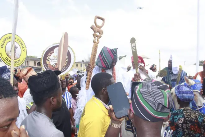 Àwọn èrò tó ń ṣayẹyẹ ọdún Omo Olowu