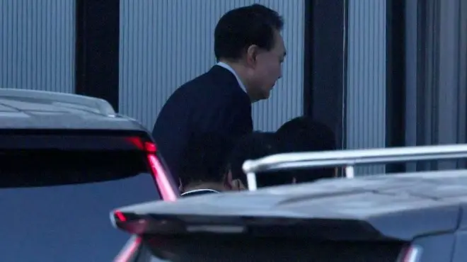 اولین تصویر منتشر شده از یون سوک یول، رئیس جمهور کره جنوبی پس از بازداشت که او را در حال ورود به ساختمانی برای بازجویی نشان می‌دهد