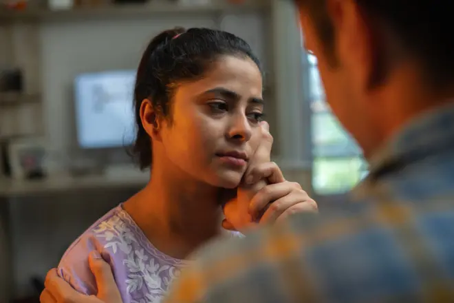 සාරික්ට අනුව, කනස්සල්ලට පත්වන බැඳීම් විලාසය සෘණාත්මක ස්වයං ප්රතිරූපයකින් සහ අන්යයන් පිළිබඳ ධනාත්මක දෘෂ්ටියක් ඇති කරන අතර, පුද්ගලයන් සබඳතාවලට ඇලී සිටීමට සහ සෑම අන්තර්ක්රියාවක්ම අධි විශ්ලේෂණය කිරීමට ද යොමු කරවයි.