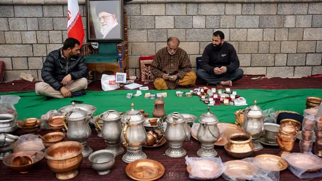 জম্মু-কাশ্মীরের শ্রীনগরে ইরানে ক্ষতিগ্রস্তদের জন্য গণ অনুদান সংগ্রহ করা হচ্ছে