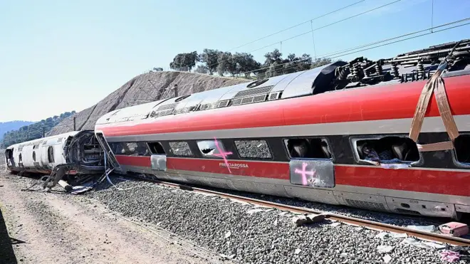 Общий вид перевернувшегося поезда Iryo на железнодорожных путях в Адамузе 20 января 2026 года после столкновения